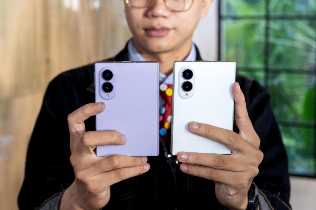 Galaxy Z Fold8 gập lại với thân máy mỏng và màn hình ngoài