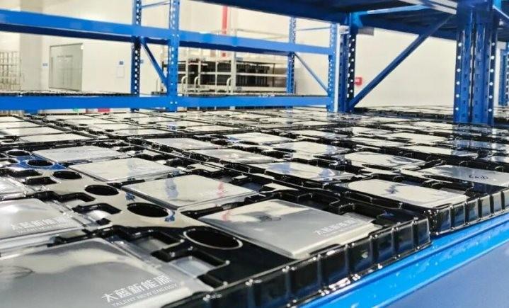 Nhân viên kiểm tra cụm pin xe điện trong khu vực sản xuất