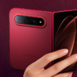 Lôi Quân cầm trên tay Xiaomi 18 Fold màu đỏ với cụm camera ngang