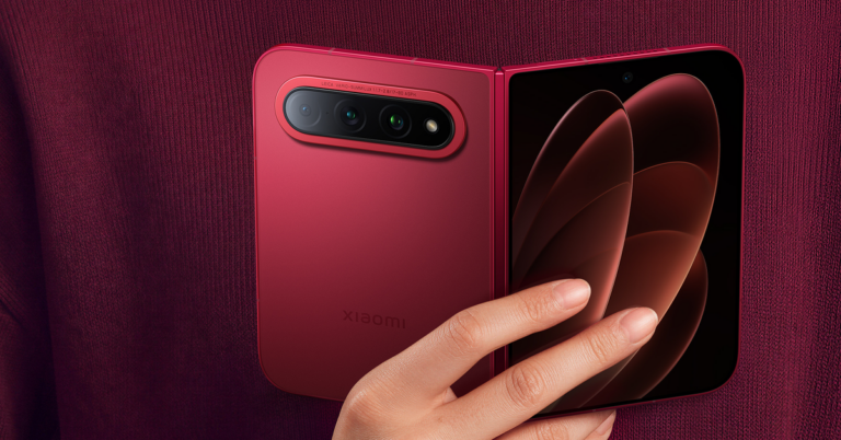 Lôi Quân cầm trên tay Xiaomi 18 Fold màu đỏ với cụm camera ngang