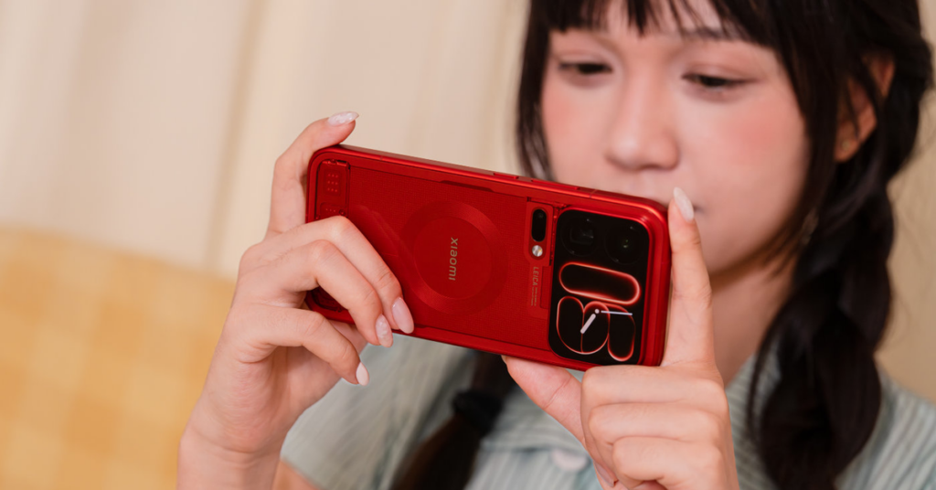 Xiaomi 18 Pro bản trong suốt với các linh kiện bên trong được nhìn thấy qua mặt lưng