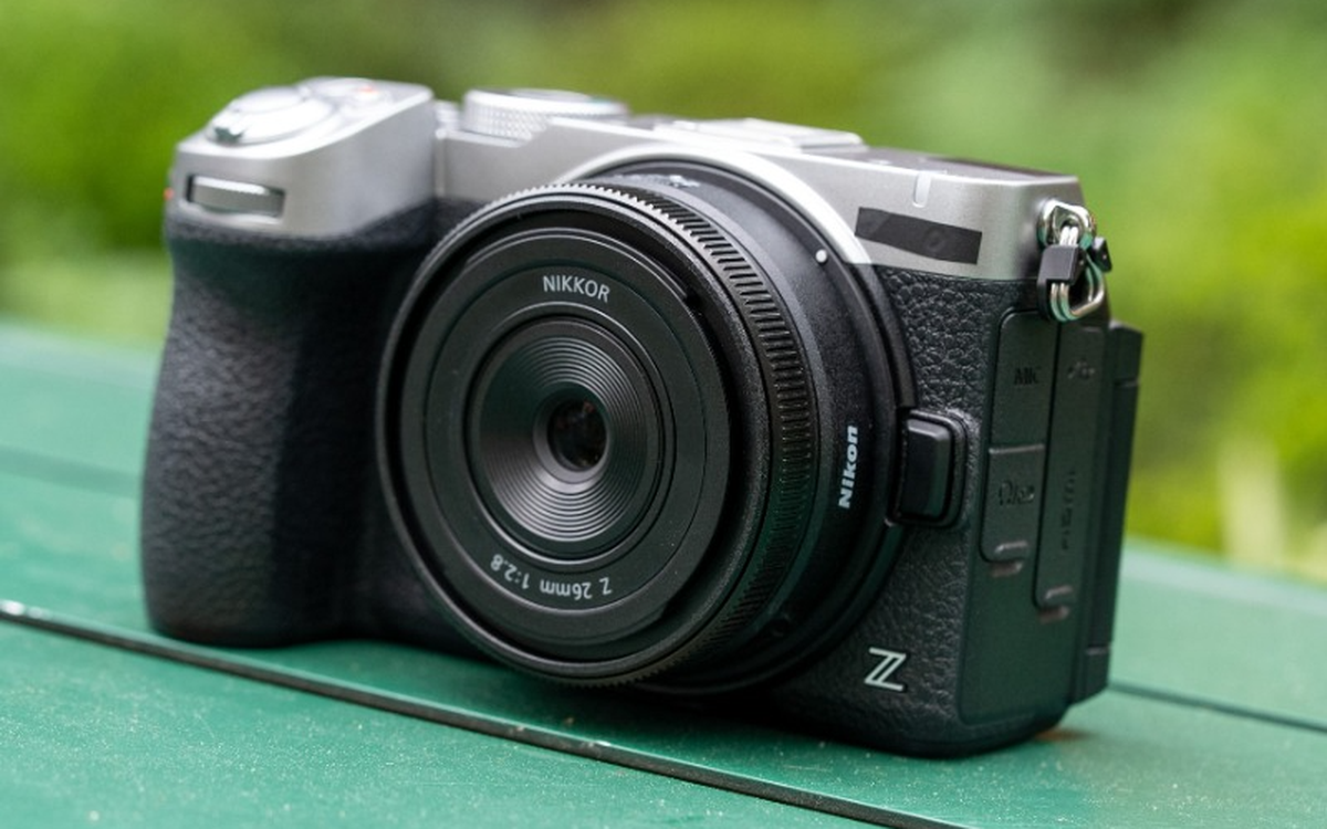 Máy ảnh Nikon Z5IIC với thiết kế thân máy không có kính ngắm điện tử
