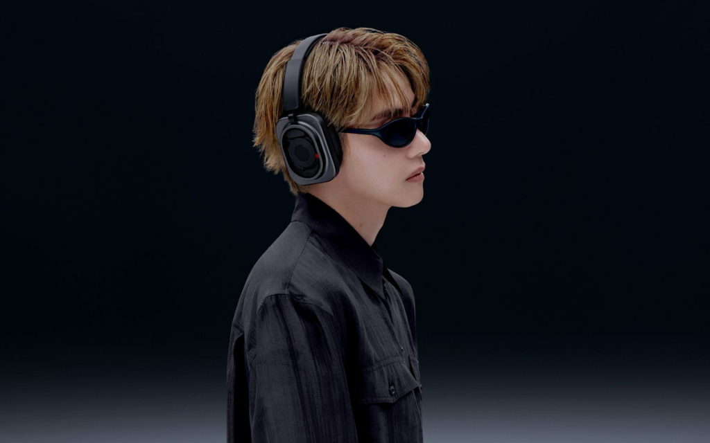 Tai nghe Nothing Headphone (1) Pro với thiết kế trong suốt và hai màu đen trắng