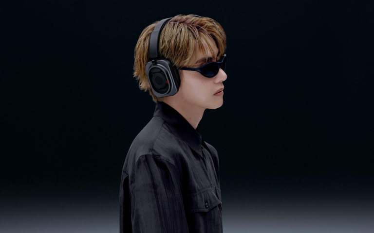 Tai nghe Nothing Headphone (1) Pro với thiết kế trong suốt và hai màu đen trắng