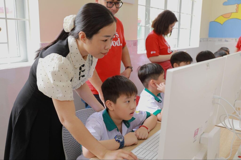 Học sinh Trường Tiểu học Tân Mai trong không gian học tập mới