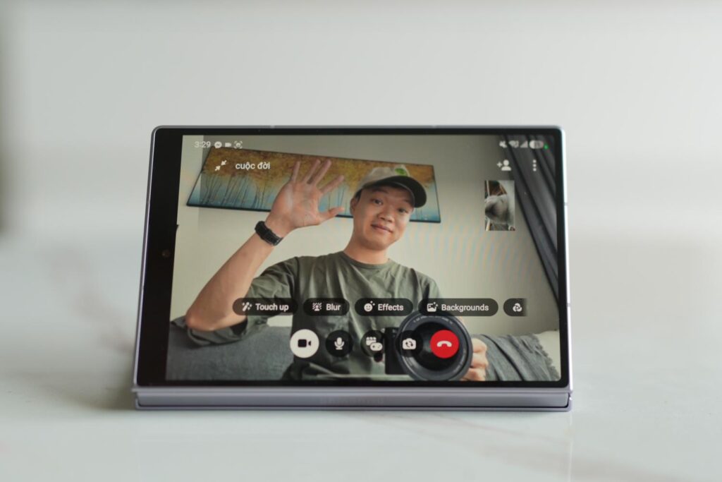 Điện thoại gập đứng trên mặt bàn trong một cuộc gọi video