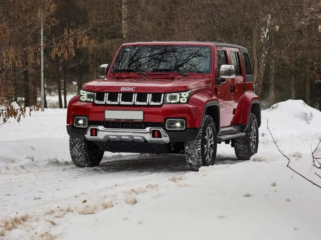 SUV thương hiệu BAIC di chuyển trên tuyến đường phủ tuyết tại Nga