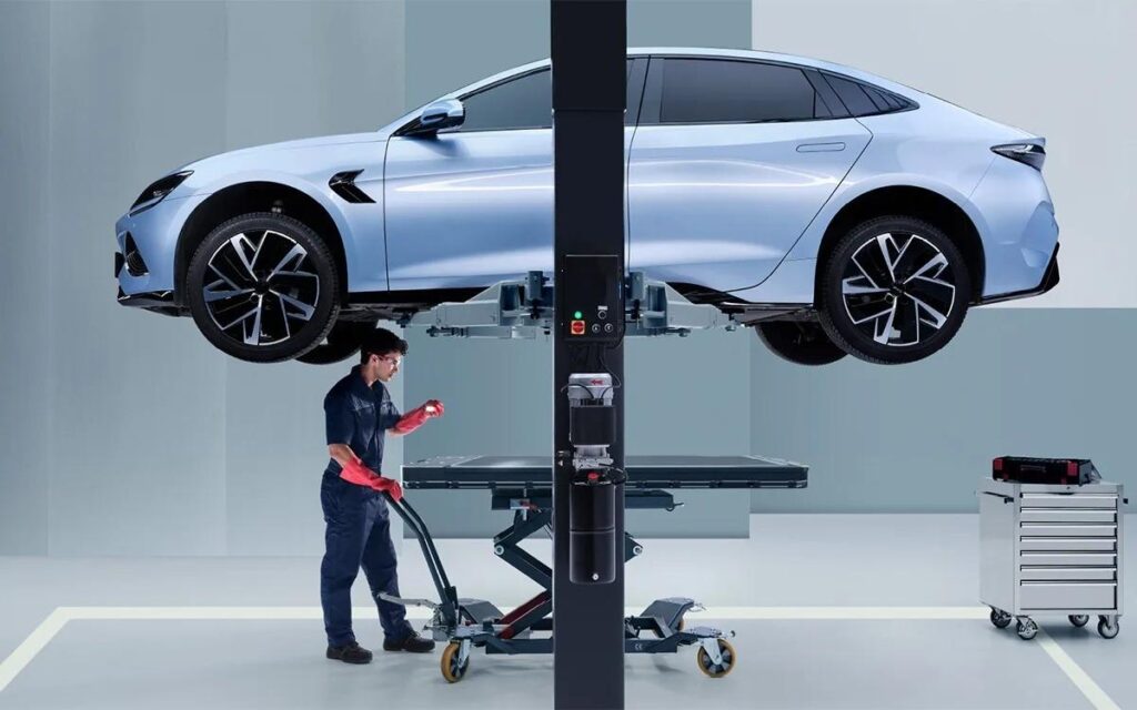 Những chiếc xe điện xếp hàng tại điểm phân phối