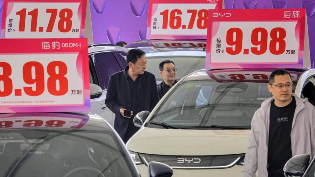 Nhiều xe năng lượng mới mang biển số nền xanh lá đỗ trong bãi