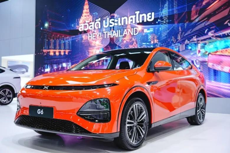 Dây chuyền hàn thân vỏ trong nhà máy sản xuất ô tô