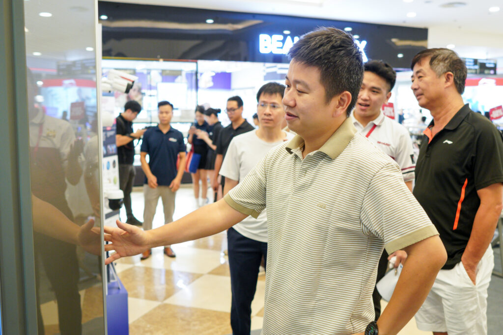 Tủ lạnh Sharp dung tích lớn được trưng bày tại sự kiện