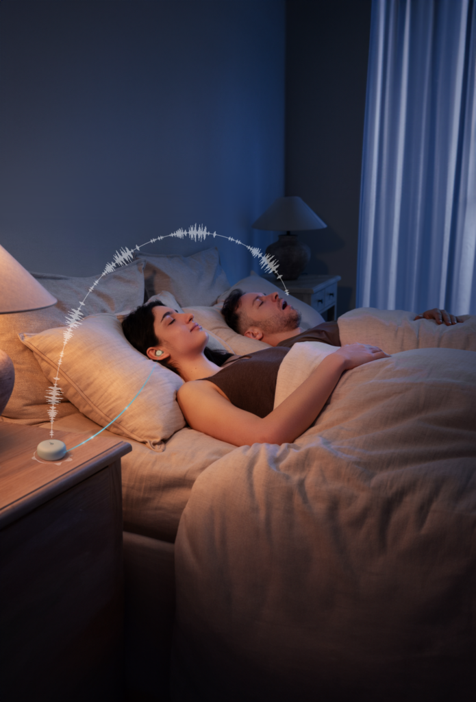 Người dùng nằm nghiêng và đeo tai nghe khi nghỉ ngơi