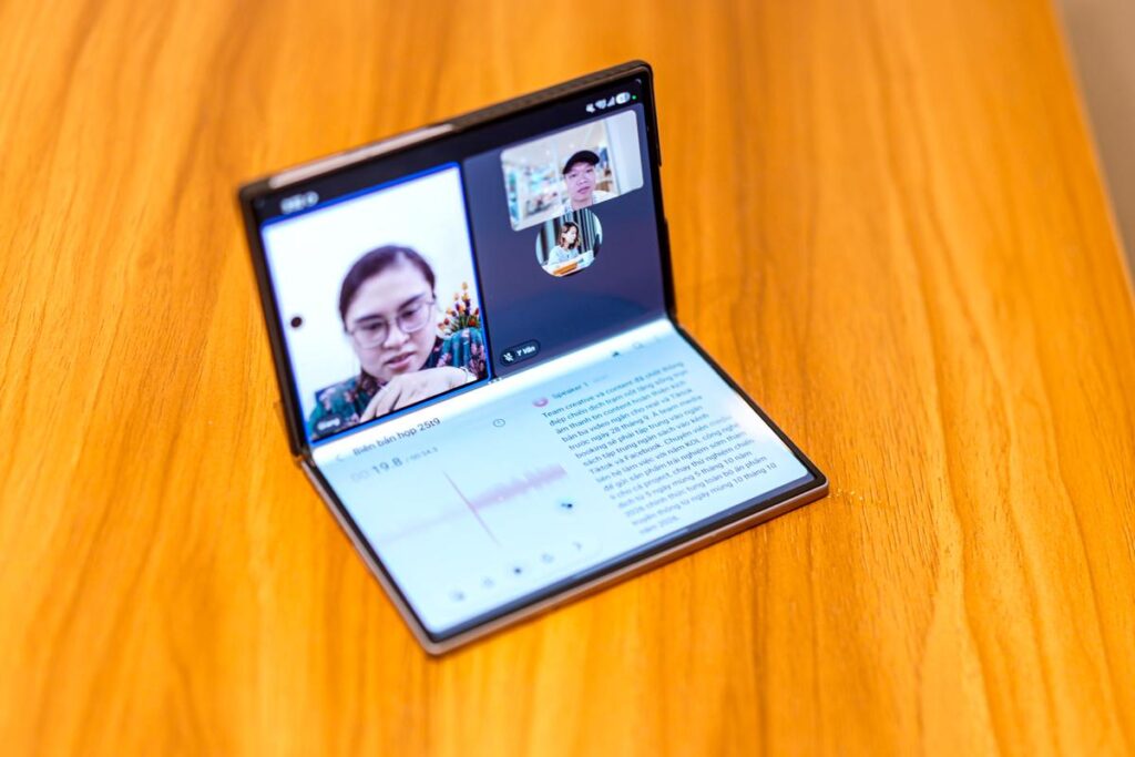Không gian làm việc với laptop và màn hình phụ trên bàn