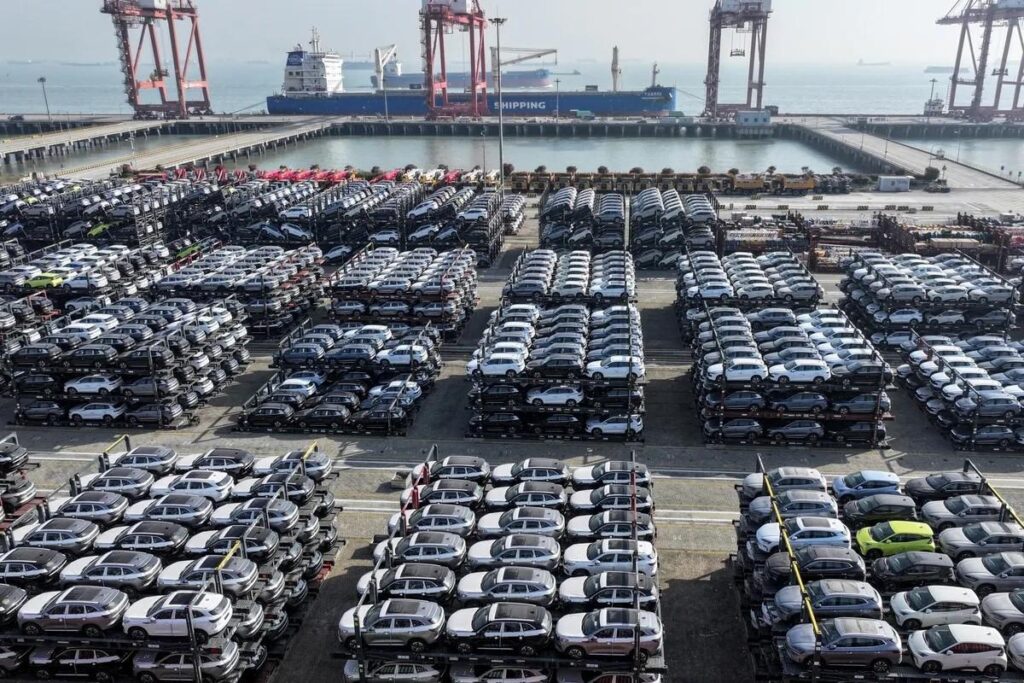 Các mẫu SUV được trưng bày tại một đại lý ô tô