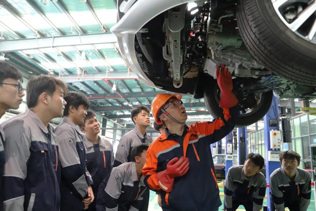 Kỹ thuật viên kiểm tra hệ thống và phụ tùng của ô tô tại xưởng