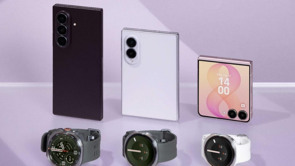 Các mẫu điện thoại gập Samsung được đặt cạnh những mẫu đồng hồ thông minh