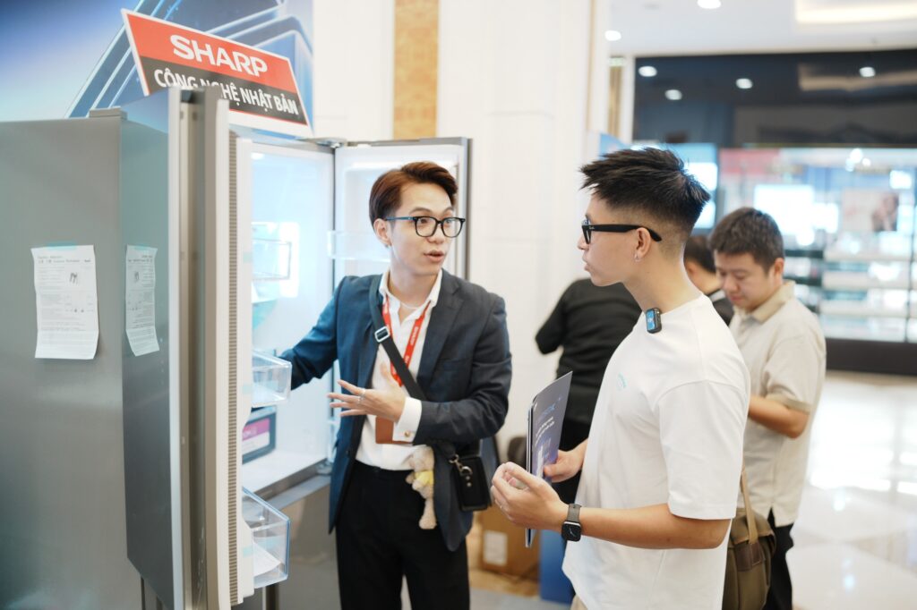 Khách tham dự quan sát và tìm hiểu các thiết bị Sharp