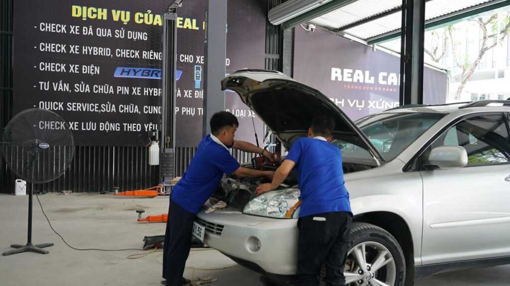 Kỹ thuật viên thực hiện kiểm tra và sửa chữa một mẫu xe điện