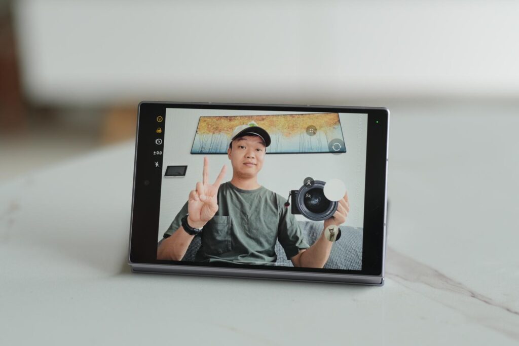 Người dùng đứng tạo dáng khi điện thoại được dựng để chụp từ xa