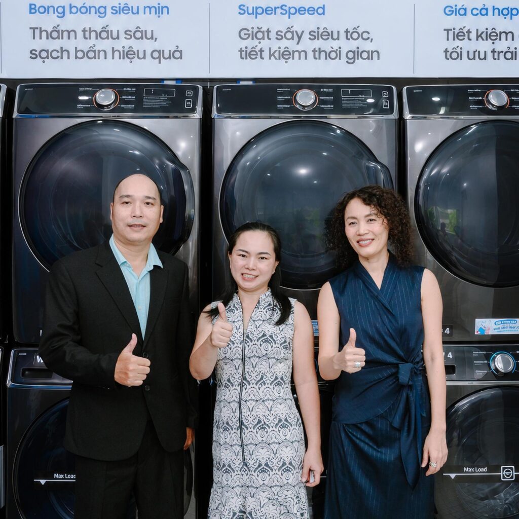 Đại diện Samsung và đối tác tại lễ khai trương TiTi Laundry
