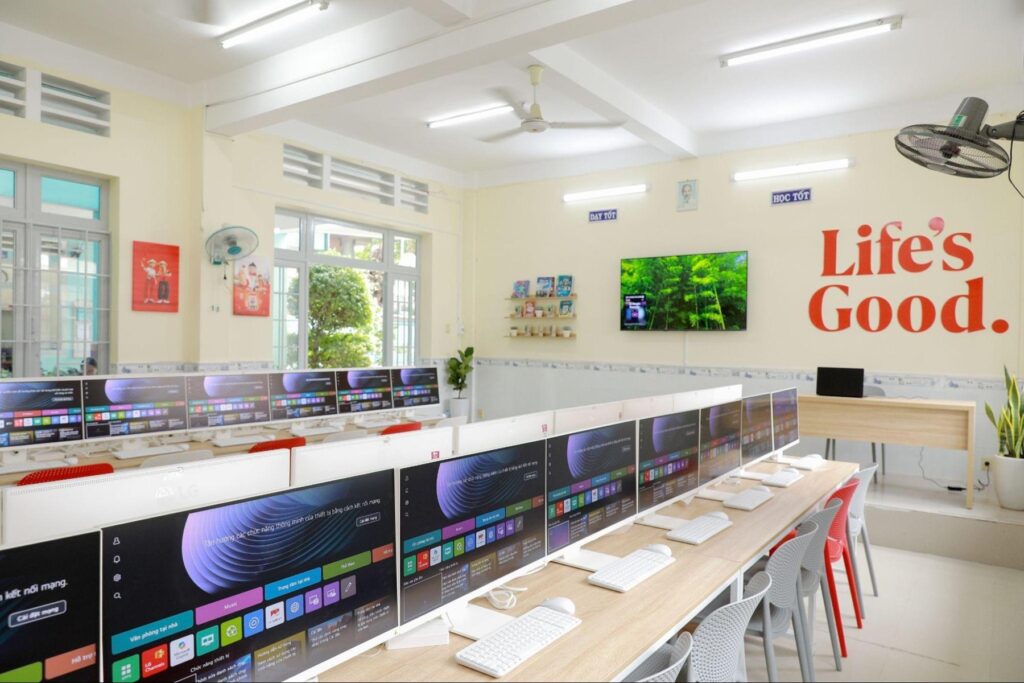 Thiết bị trình chiếu và màn hình phục vụ hoạt động học tập công nghệ