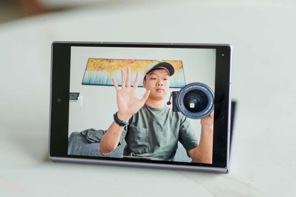 Bàn tay được đưa trước camera để kích hoạt chụp ảnh hẹn giờ