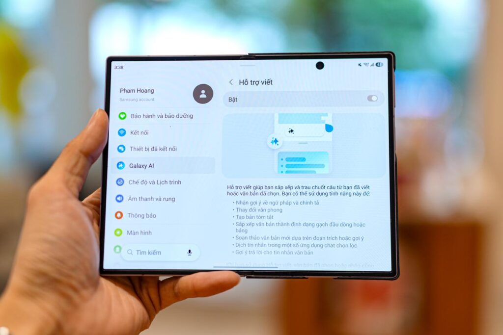 Nhà sáng tạo nội dung trải nghiệm Galaxy Z Fold8 Ultra