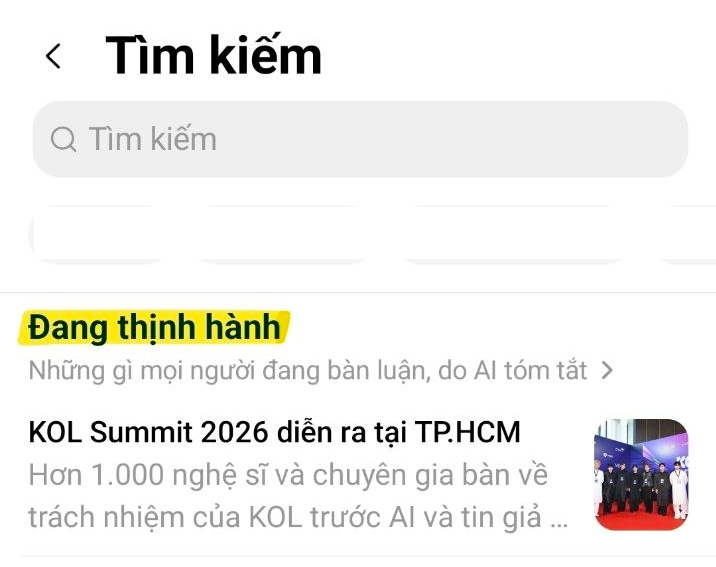 Khách mời theo dõi phiên tọa đàm trên sân khấu