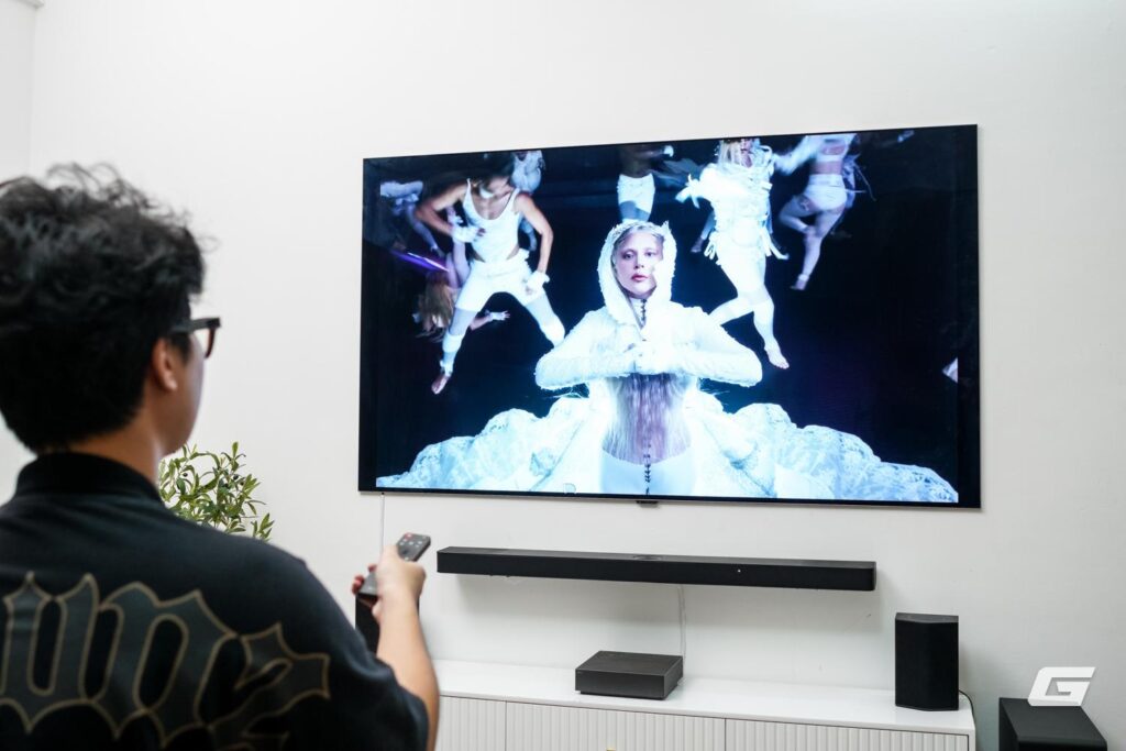 TCL A400 Pro có khung viền hoàn thiện vân gỗ