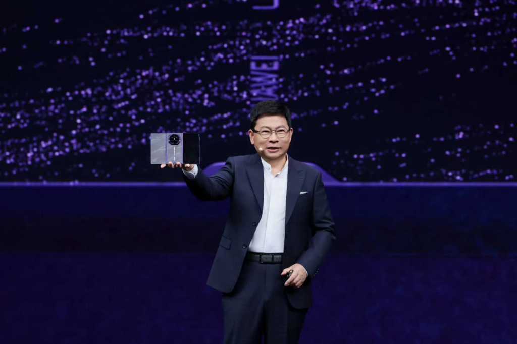 Huawei Mate XT 2 dựng đứng tạo vách ngăn giữa hai phần màn hình