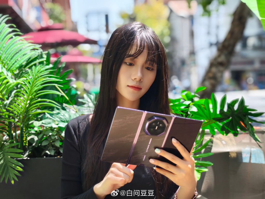 Cụm bốn camera sau trên thân máy Huawei Mate XT 2