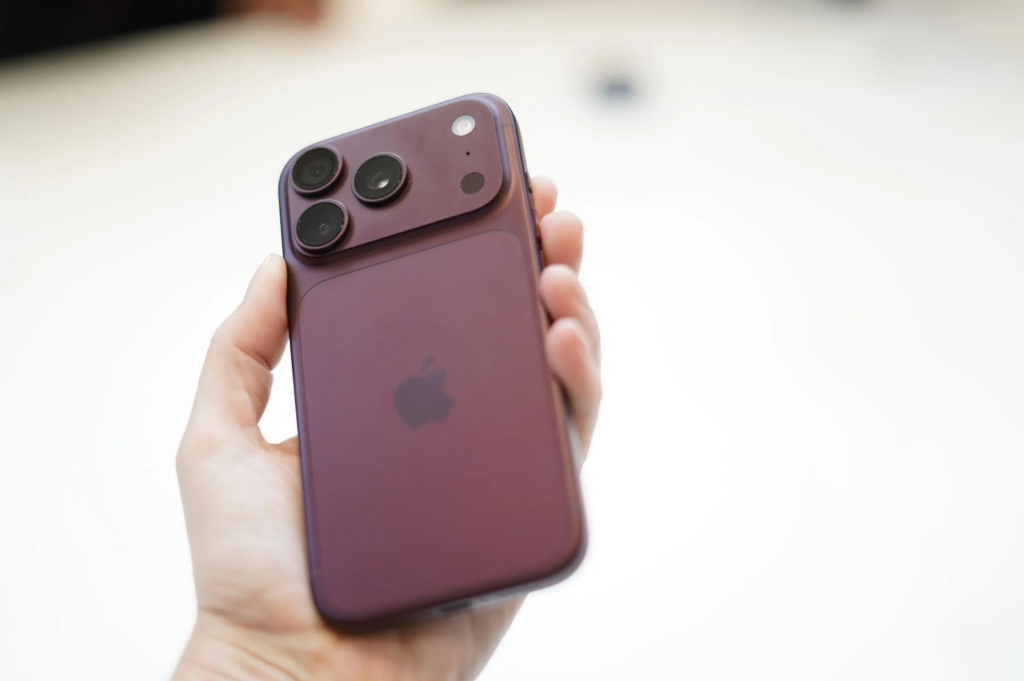 Nhân viên tư vấn chương trình ưu đãi và thu cũ đổi mới iPhone
