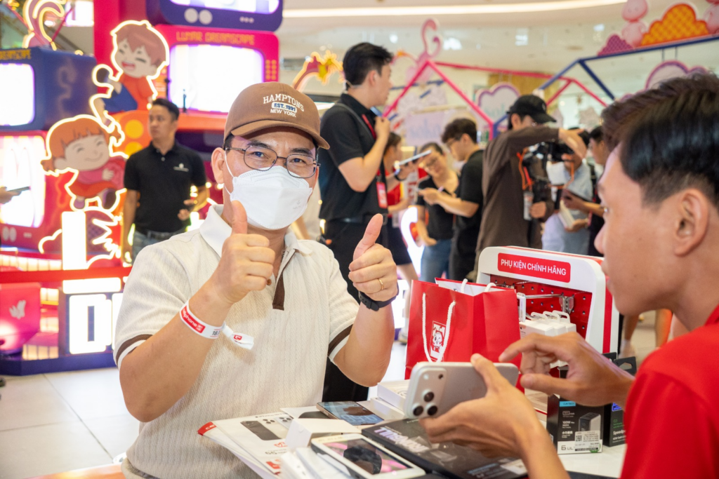 Người mua xếp hàng trước cửa hàng Viettel Store trong ngày mở bán
