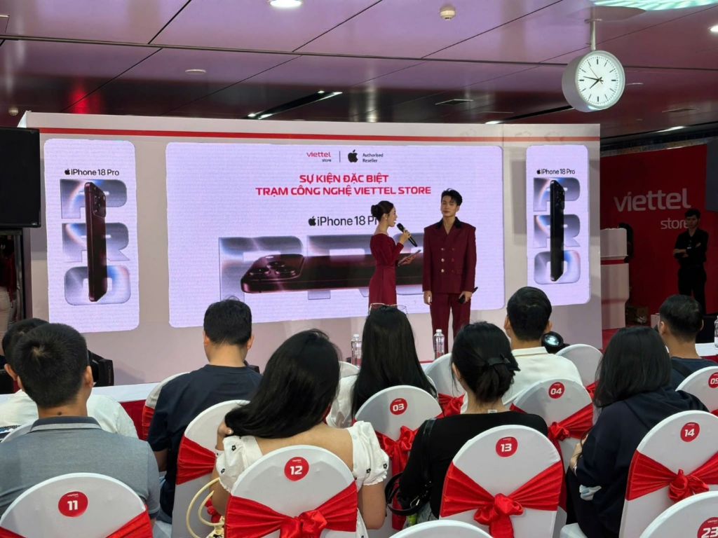 Đông người chờ nhận iPhone mới tại sự kiện của Minh Tuấn Mobile