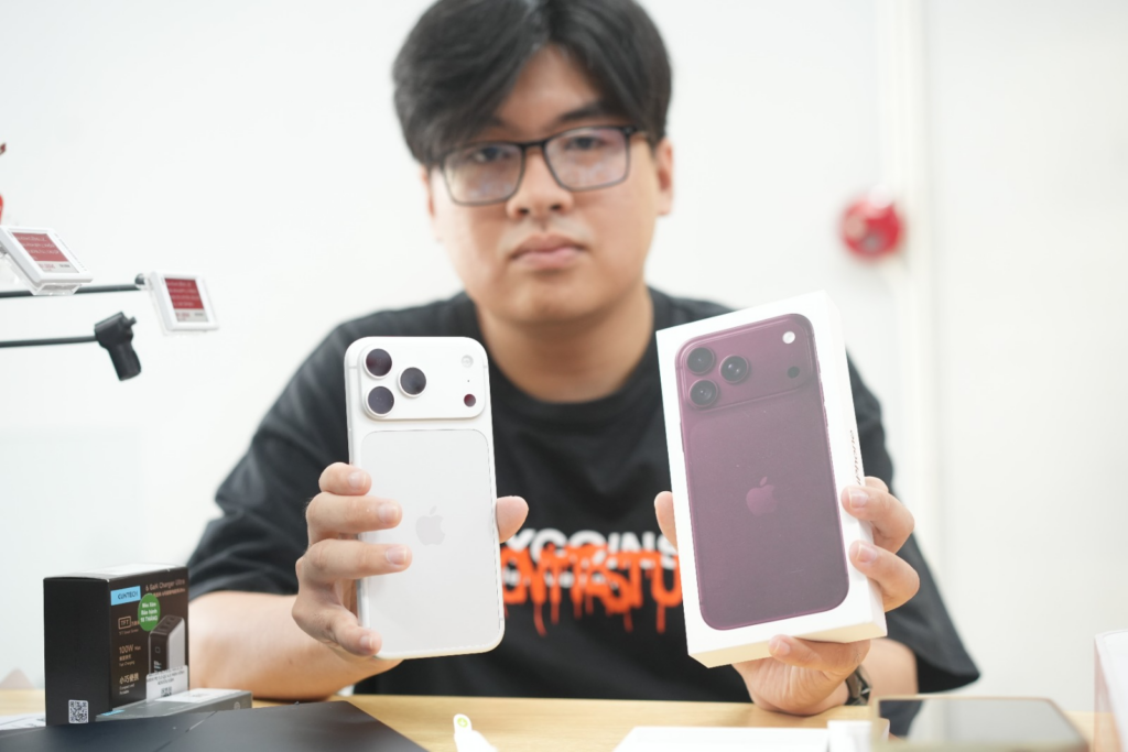 Khách thực hiện thủ tục thu cũ đổi mới để mua iPhone 18 Pro