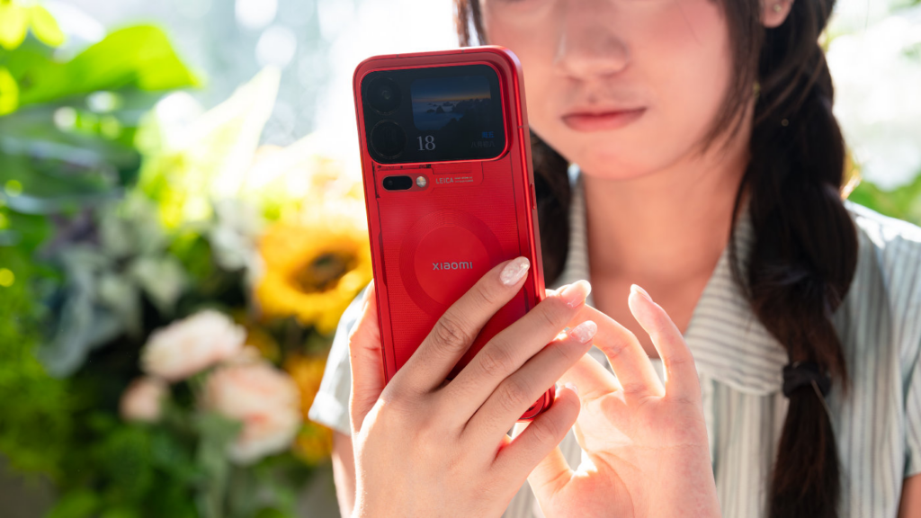 Mặt lưng điện thoại hiển thị bảng mạch và cuộn sạc không dây