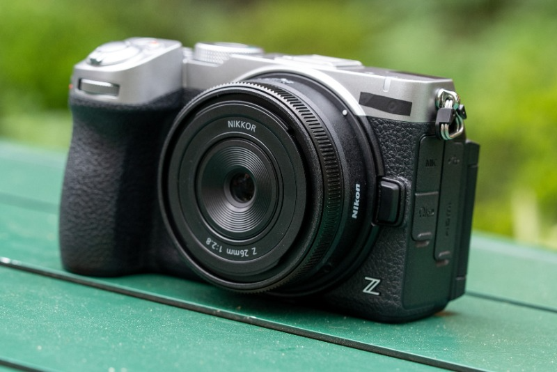 Nikon Z5IIC nhìn từ phía trước với ngàm ống kính và báng cầm