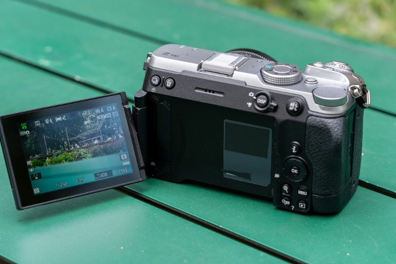 Mặt trên phẳng của máy ảnh Nikon Z5IIC