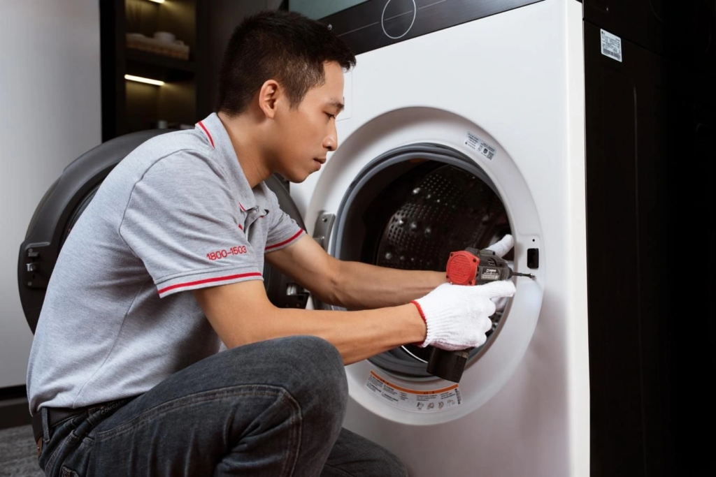 Nhân viên kỹ thuật kiểm tra và vệ sinh thiết bị gia dụng