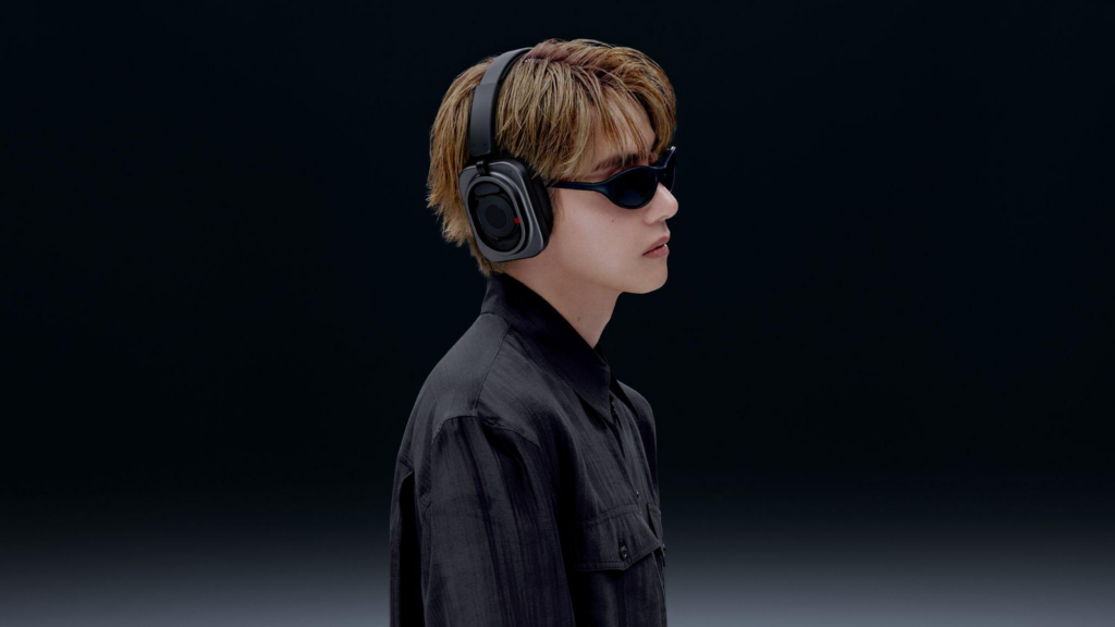 Nothing Headphone (1) Pro được trưng bày trong không gian giới thiệu sản phẩm