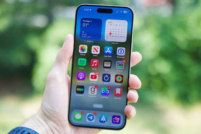 Người dùng kiểm tra thông tin pin và dung lượng lưu trữ trên smartphone