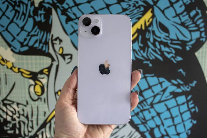 iPhone 12 Pro Max với cụm camera sau hình vuông