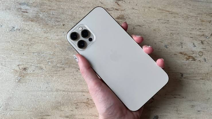 Người dùng kiểm tra tình trạng một chiếc iPhone đã qua sử dụng