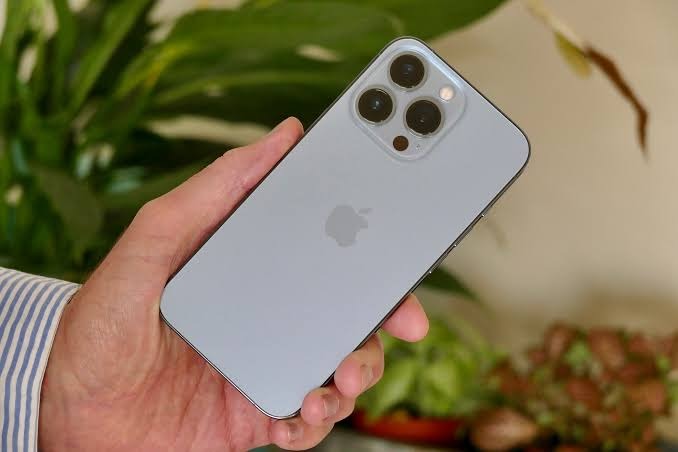 iPhone 14 tiêu chuẩn trong thiết kế nhỏ gọn