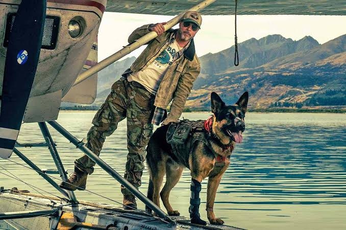 Chiếc thủy phi cơ nhỏ của James và Odin trong chuyến đi đến Alaska