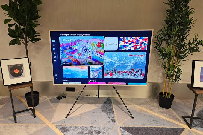 TCL A400 Pro hiển thị nội dung nghệ thuật với bề mặt màn hình mờ
