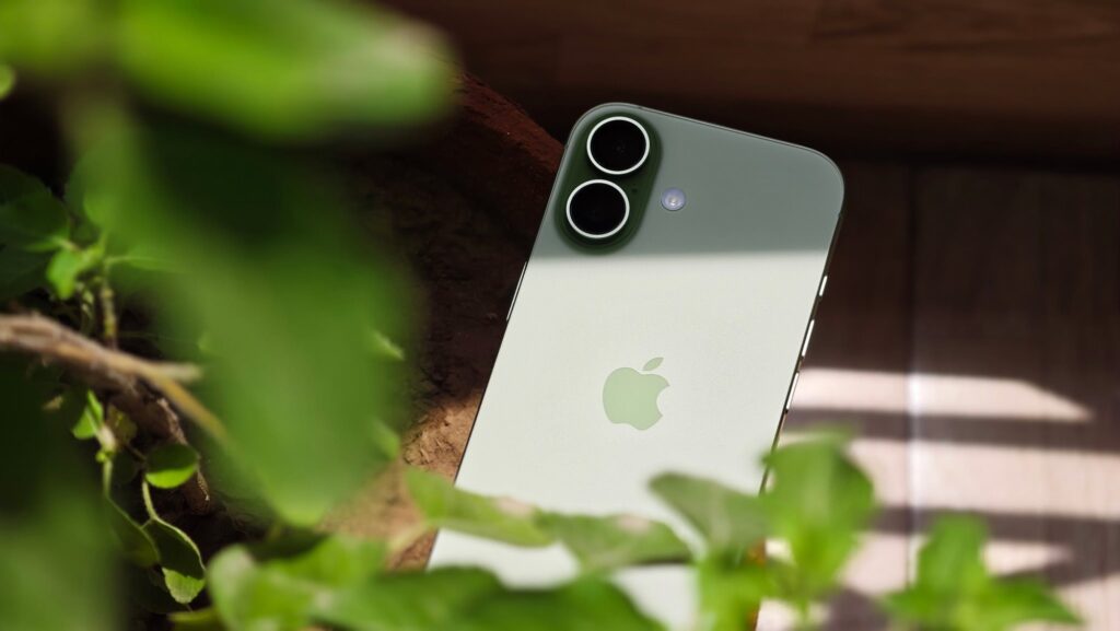 Điện thoại iPhone 17 được đặt cạnh hình ảnh minh họa về giá bán và thế hệ kế tiếp