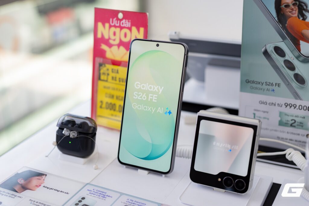 Người dùng mặc áo xanh nhận điện thoại Galaxy S26 FE