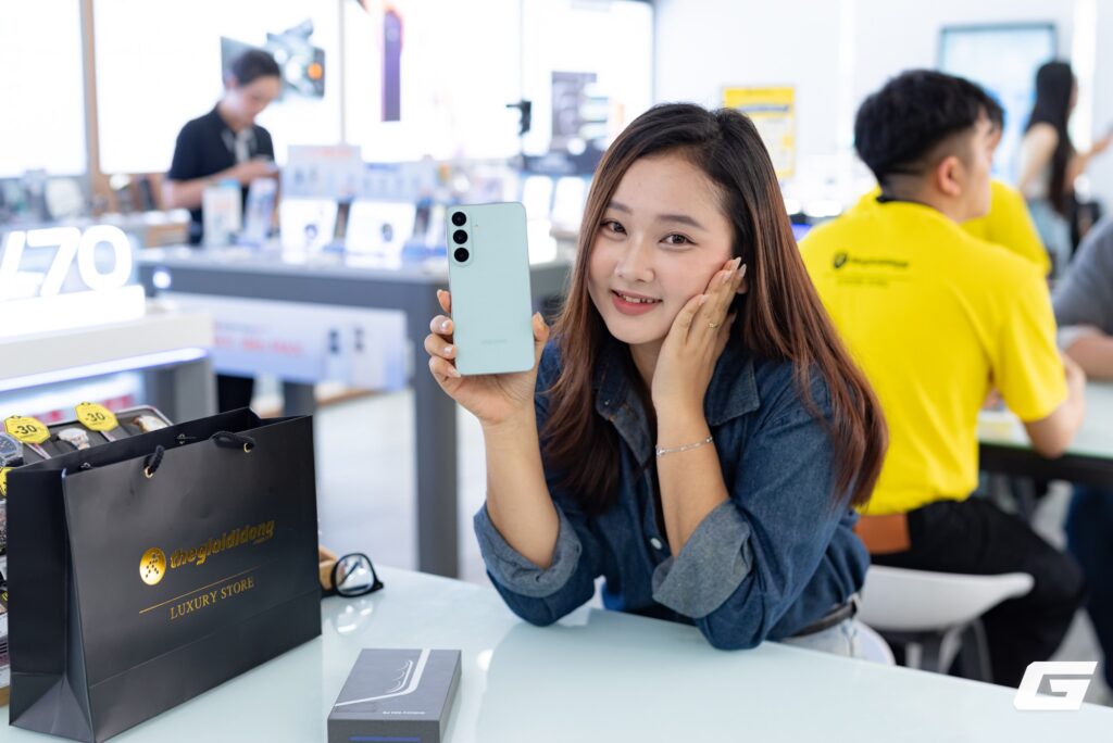 Người dùng trẻ thiết lập các tính năng Galaxy AI trên điện thoại