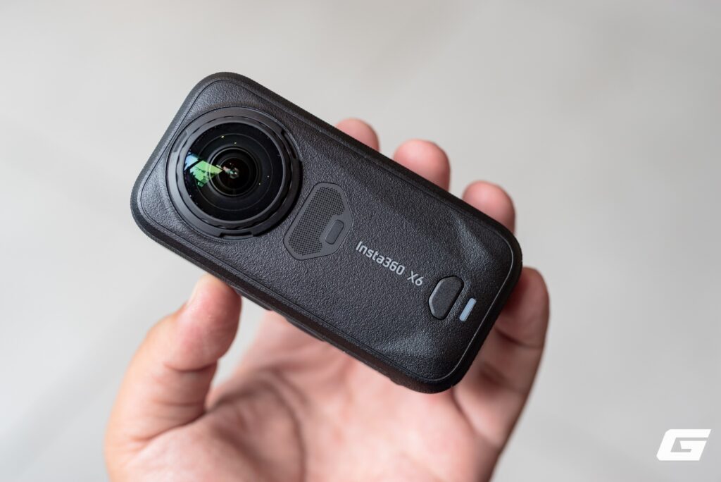 Insta360 X6 gắn trên phụ kiện hỗ trợ quay hành động